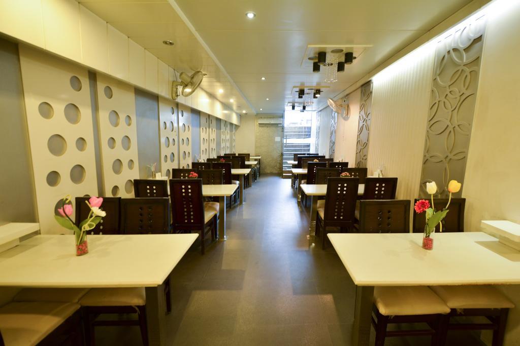 Hotel Central Residency Варанаси Екстериор снимка