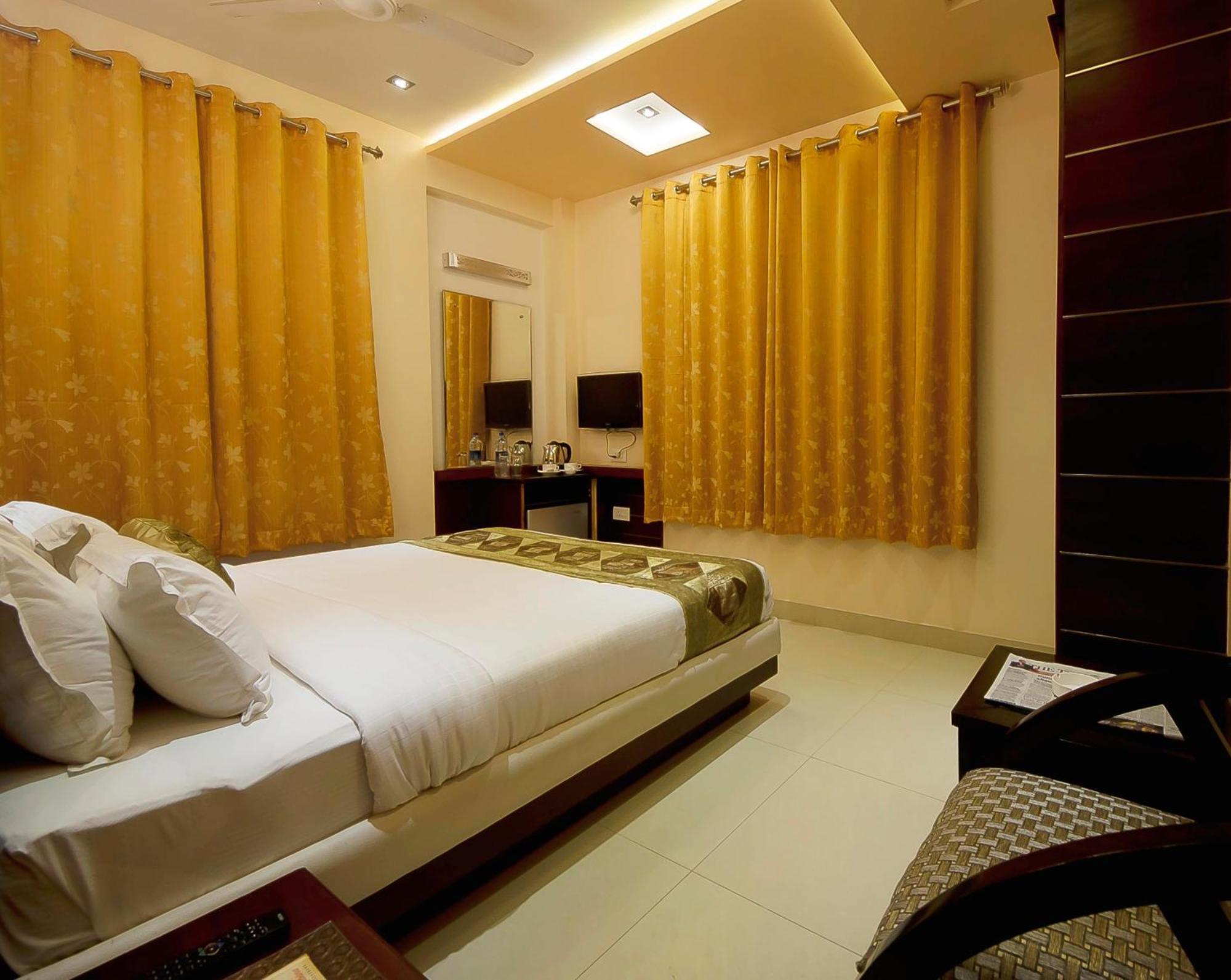 Hotel Central Residency Варанаси Екстериор снимка
