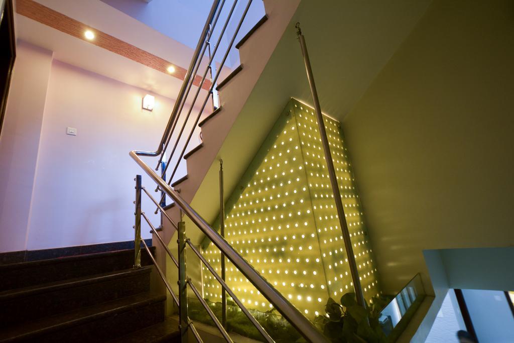 Hotel Central Residency Варанаси Екстериор снимка