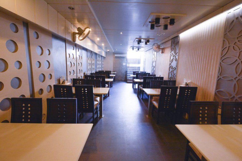 Hotel Central Residency Варанаси Екстериор снимка