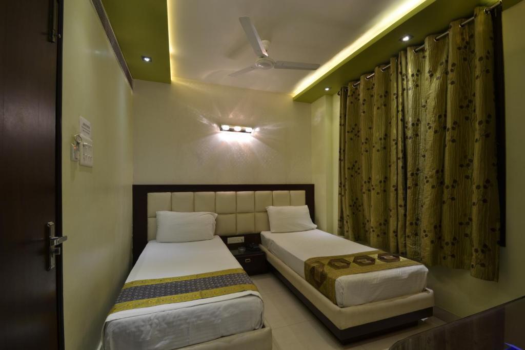 Hotel Central Residency Варанаси Екстериор снимка