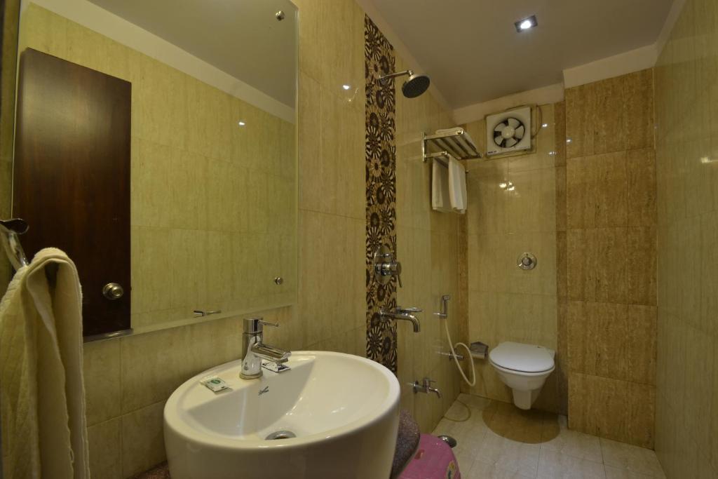 Hotel Central Residency Варанаси Екстериор снимка