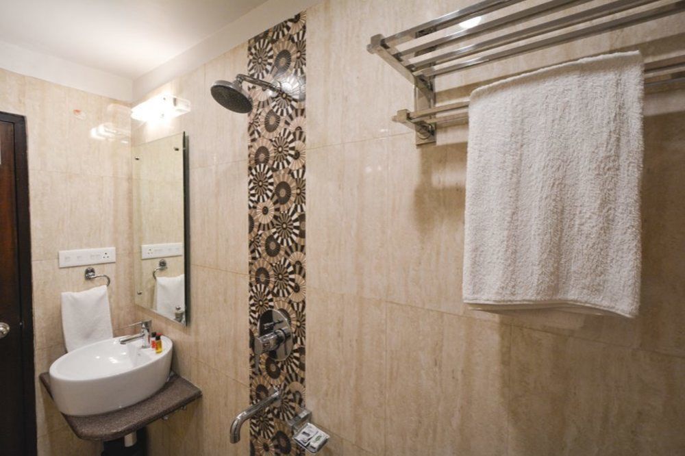Hotel Central Residency Варанаси Екстериор снимка